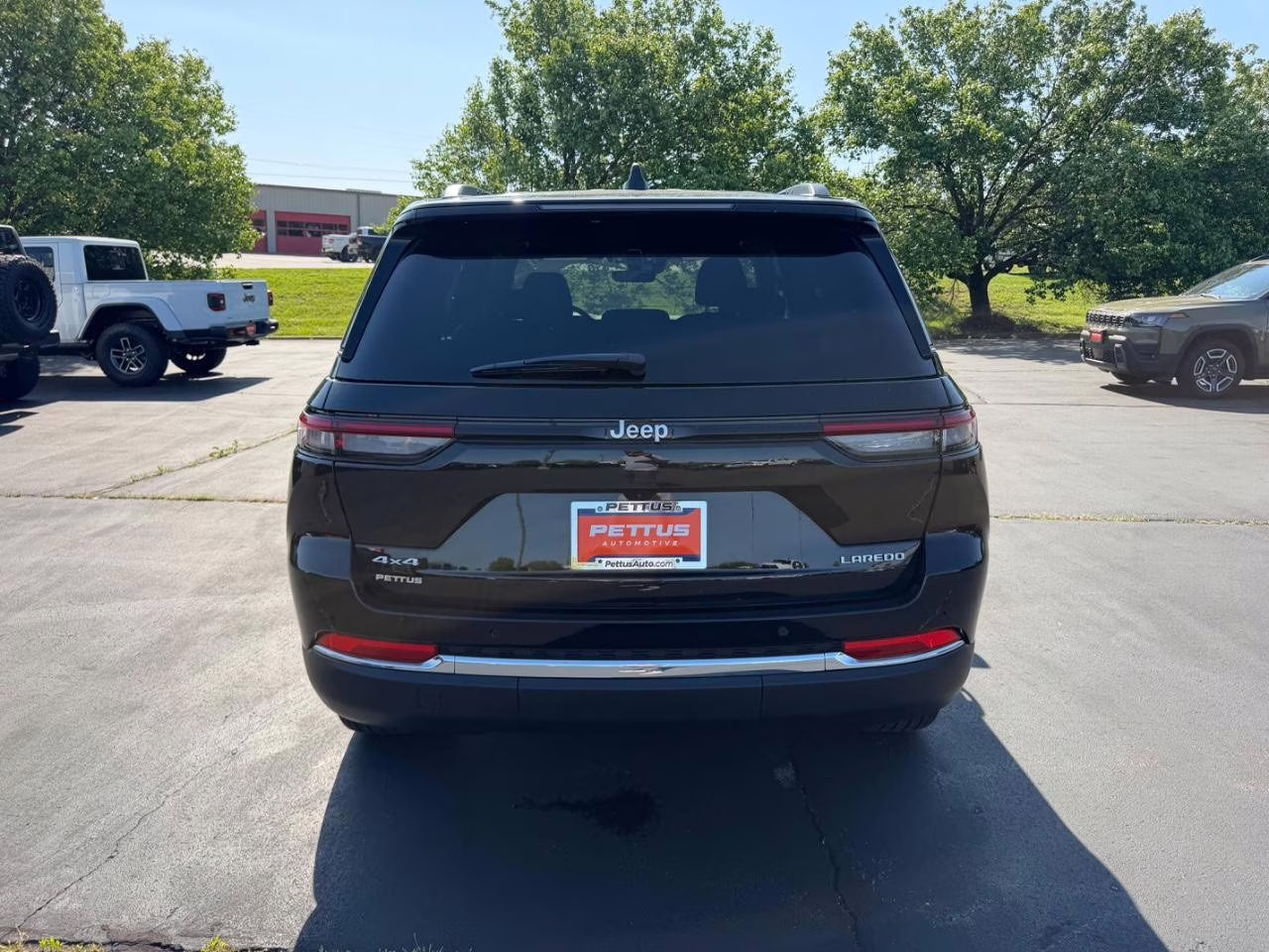 2026 Diamond Black Crystal Pearlcoat Jeep Grand Cherokee Laredo 4X4 SUV