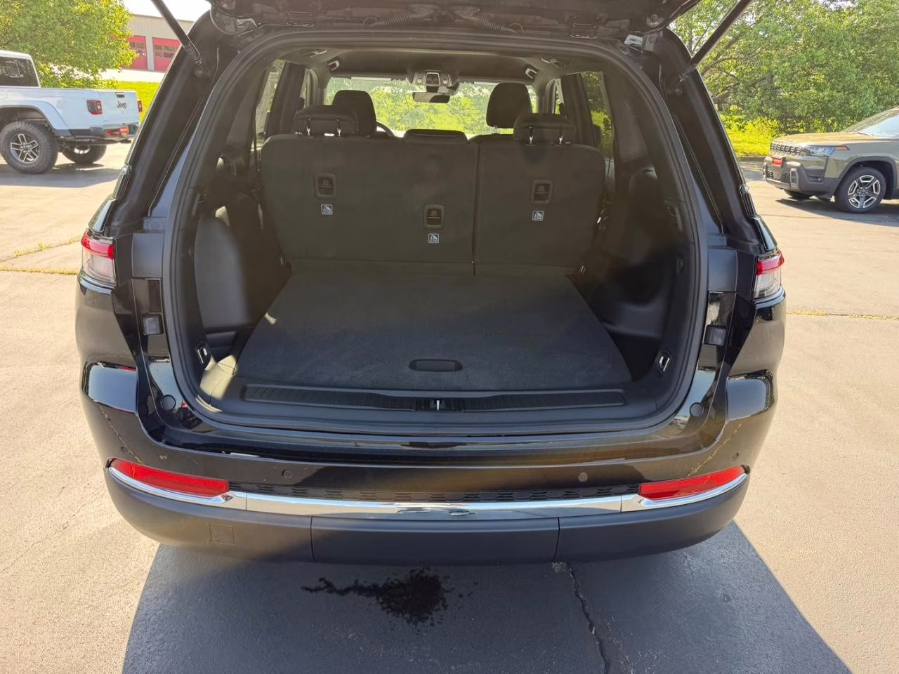 2026 Diamond Black Crystal Pearlcoat Jeep Grand Cherokee Laredo 4X4 SUV