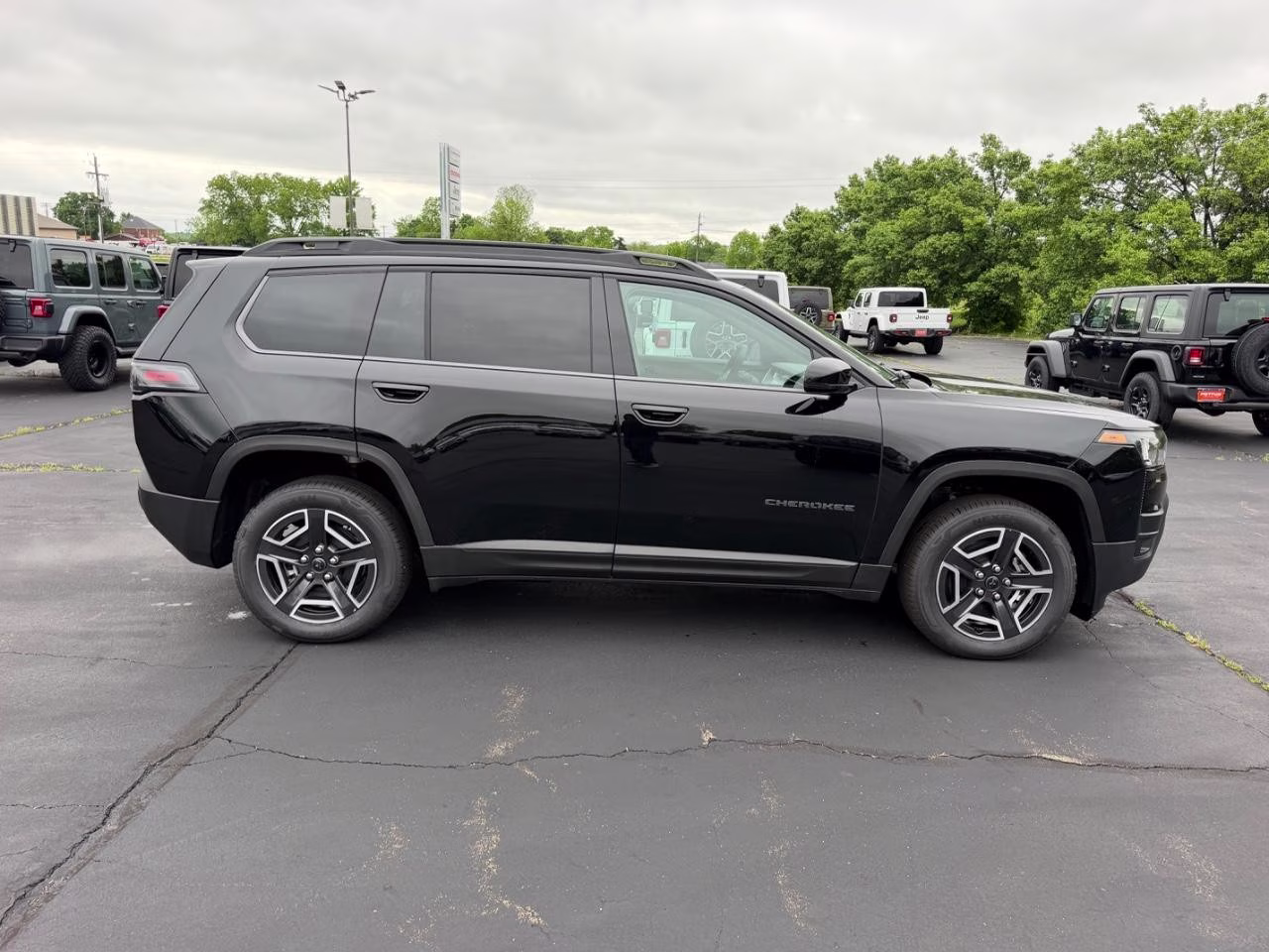 2026 Diamond Black Crystal Pearlcoat Jeep Cherokee Limited 4X4 SUV
