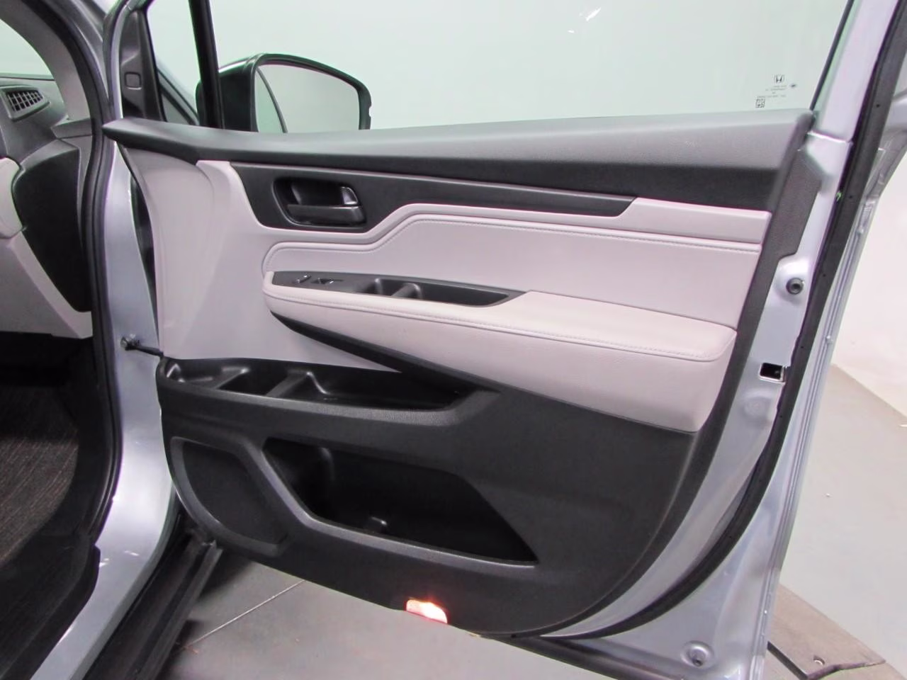 2024 Lunar Silver Metallic Honda Odyssey EX-L FWD Van
