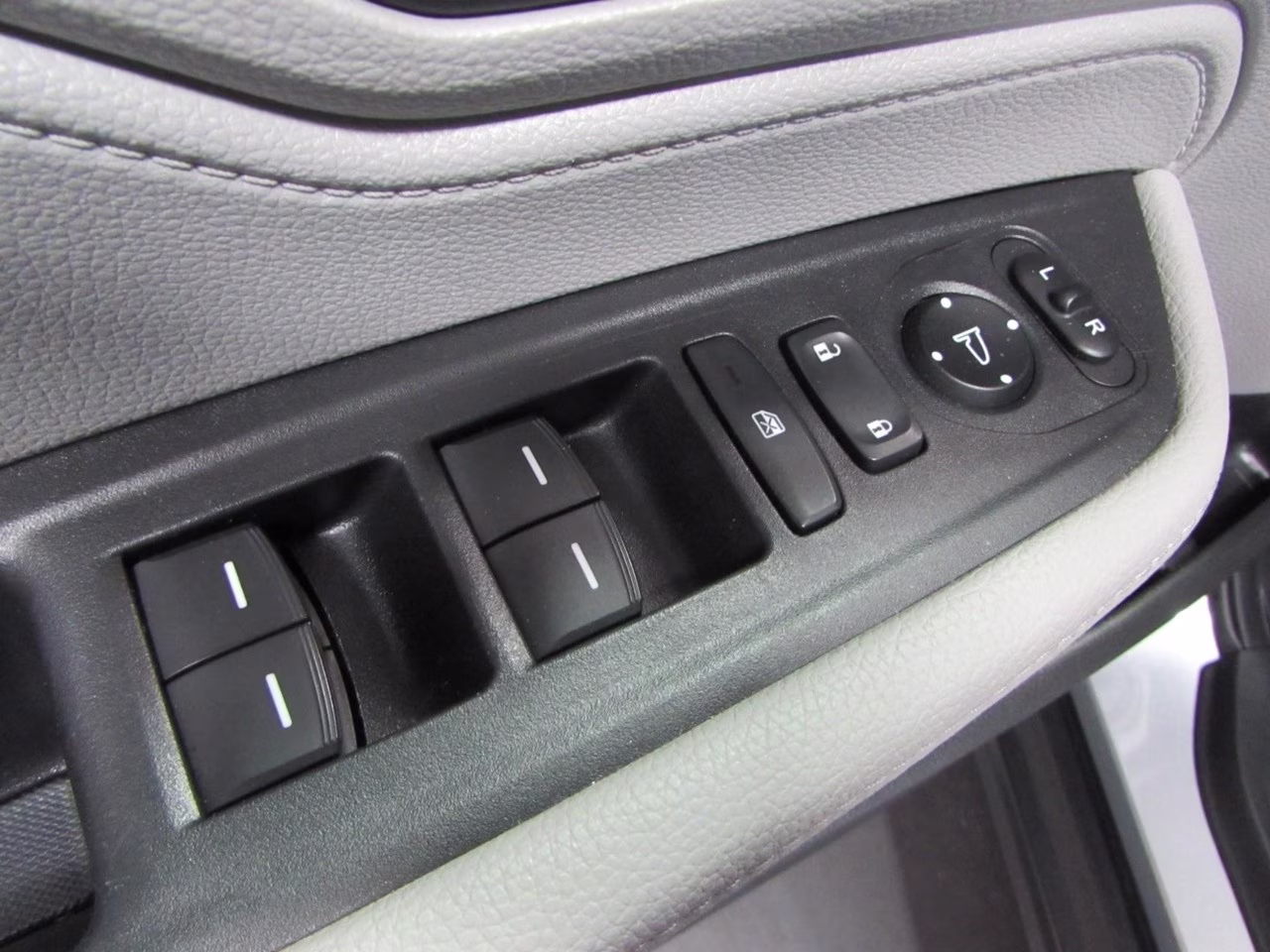 2024 Lunar Silver Metallic Honda Odyssey EX-L FWD Van
