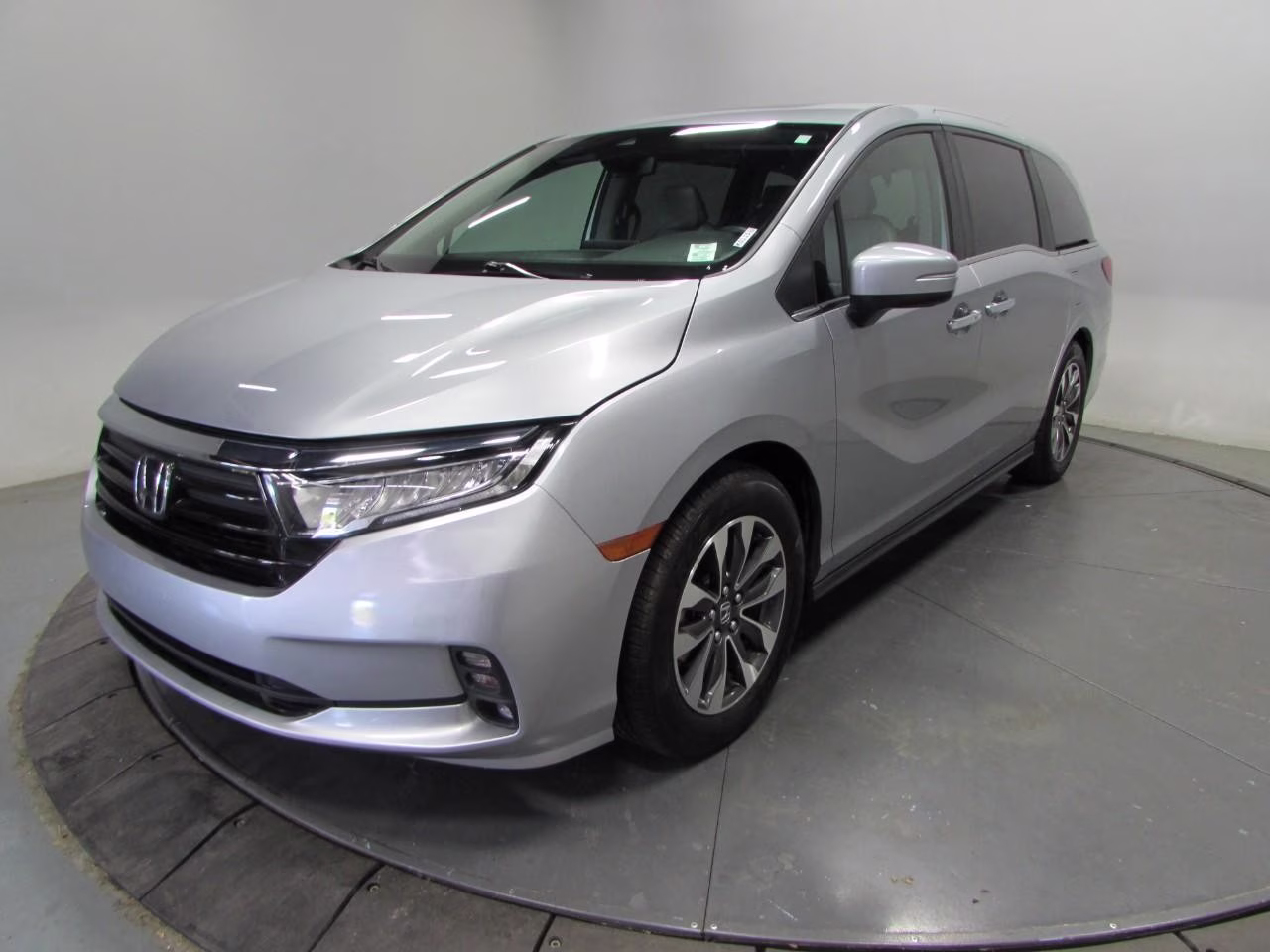 2024 Lunar Silver Metallic Honda Odyssey EX-L FWD Van