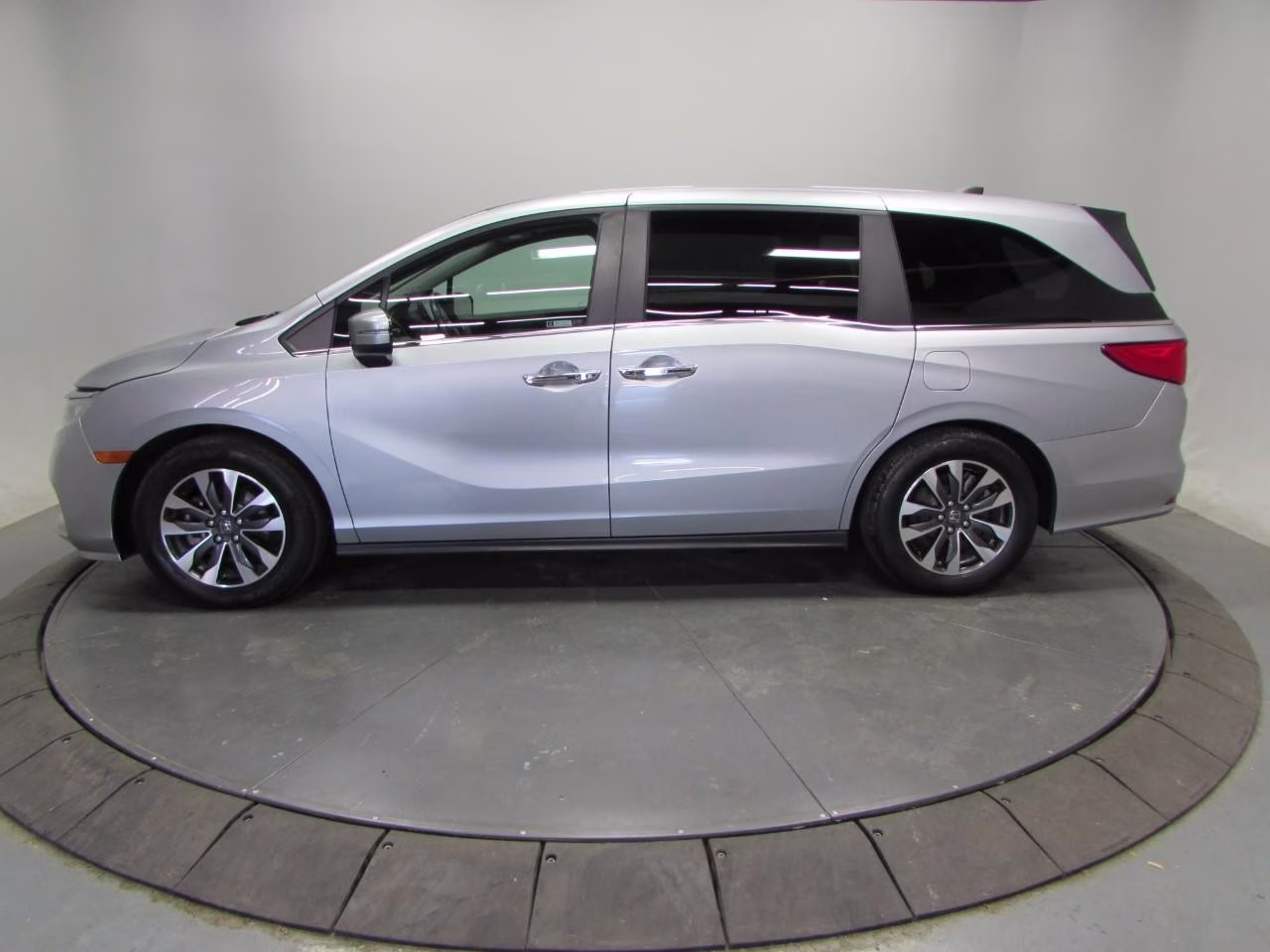 2024 Lunar Silver Metallic Honda Odyssey EX-L FWD Van
