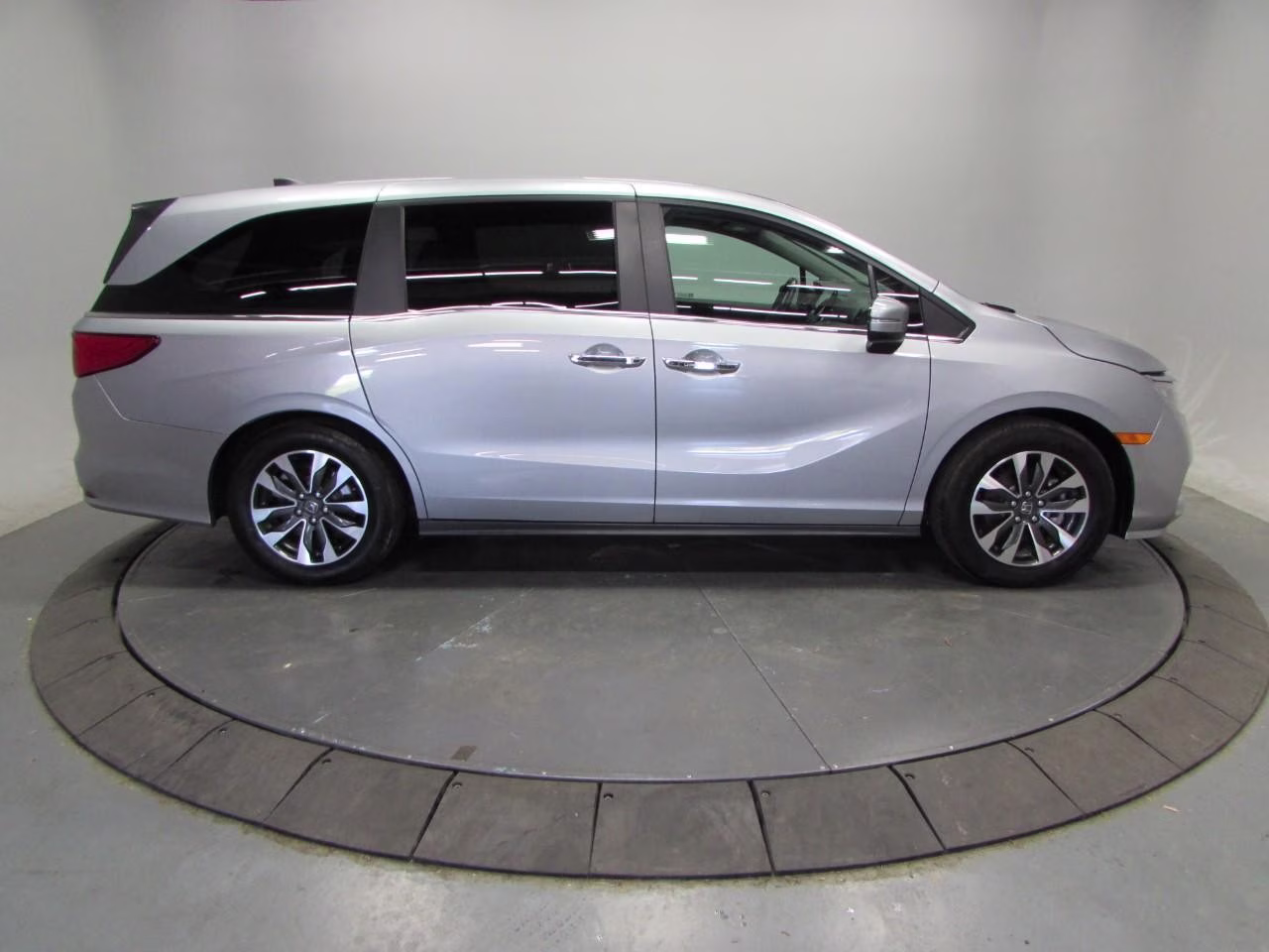 2024 Lunar Silver Metallic Honda Odyssey EX-L FWD Van