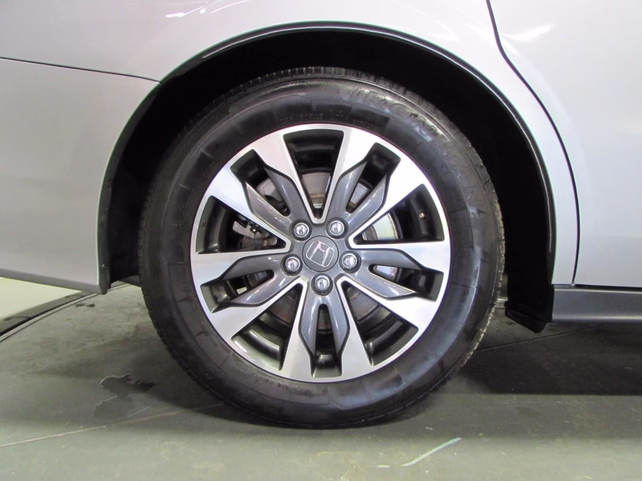 2024 Lunar Silver Metallic Honda Odyssey EX-L FWD Van