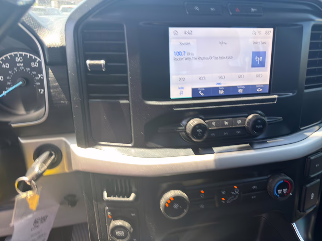 2022 Oxford White Ford F-150 XL 4X4 Truck