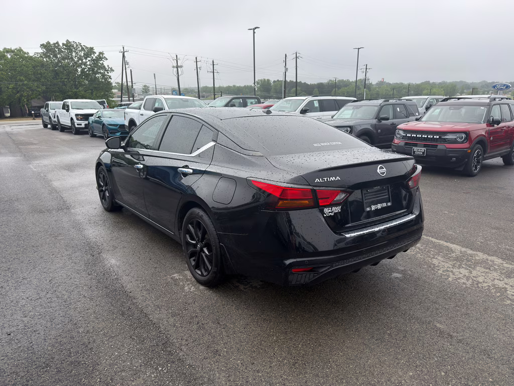 2021 Super Black Nissan Altima 2.5 SV FWD Sedan