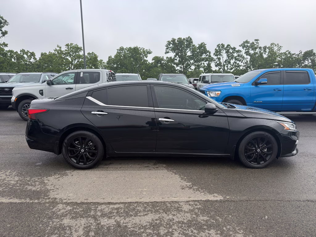 2021 Super Black Nissan Altima 2.5 SV FWD Sedan