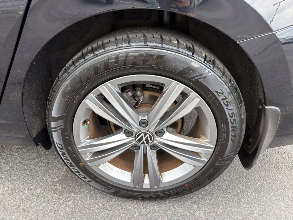 2024 Deep Black Pearl Volkswagen Jetta SE FWD Sedan