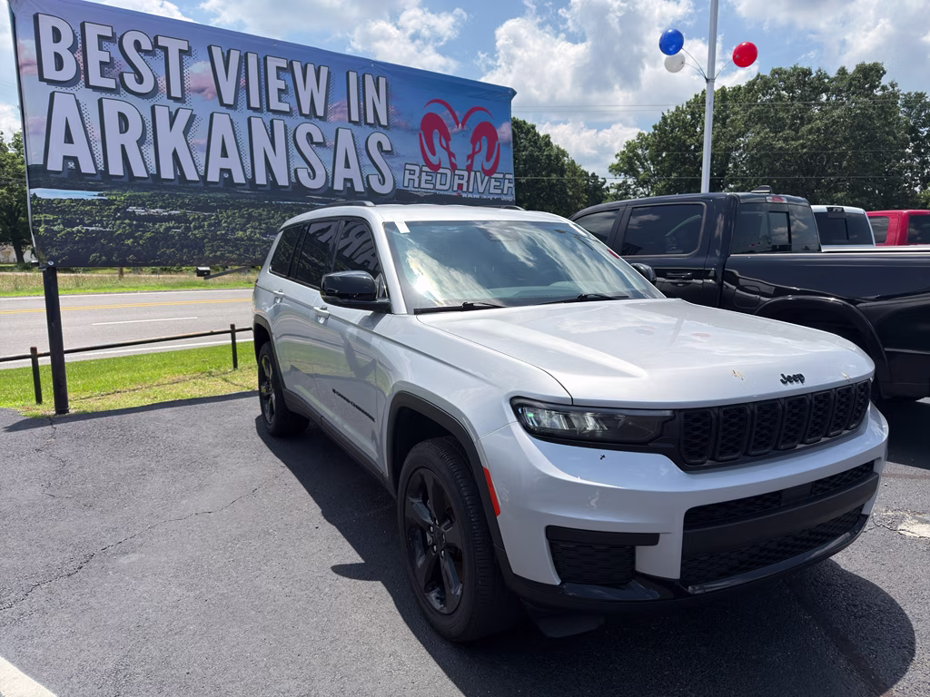 2022 Silver Zynith Jeep Grand Cherokee L Altitude 4X4 SUV