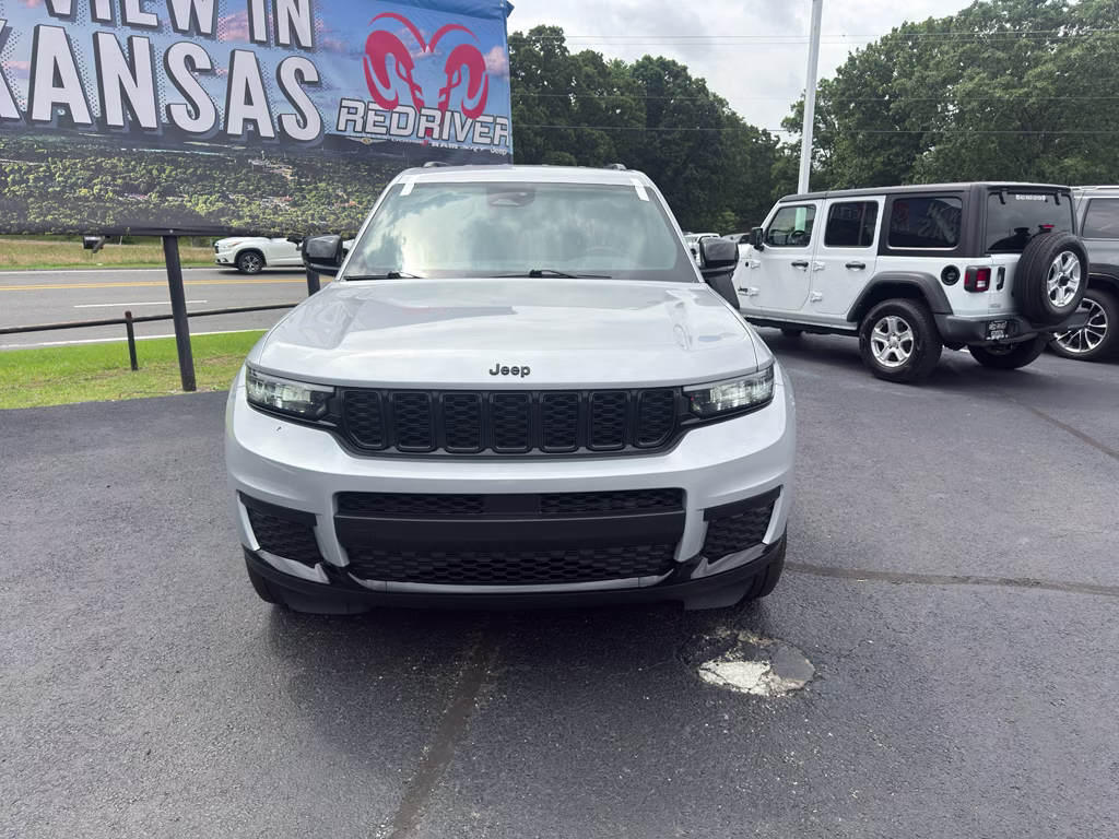 2022 Silver Zynith Jeep Grand Cherokee L Altitude 4X4 SUV