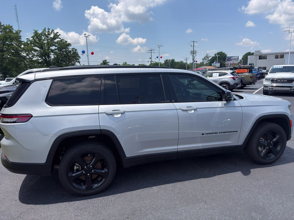 2022 Silver Zynith Jeep Grand Cherokee L Altitude 4X4 SUV