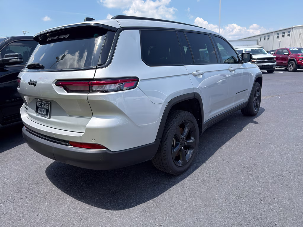 2022 Silver Zynith Jeep Grand Cherokee L Altitude 4X4 SUV