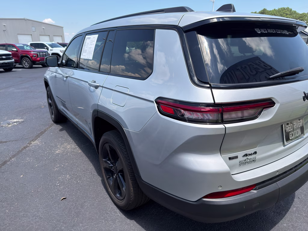 2022 Silver Zynith Jeep Grand Cherokee L Altitude 4X4 SUV