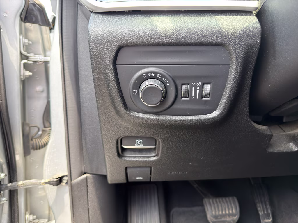 2022 Silver Zynith Jeep Grand Cherokee L Altitude 4X4 SUV