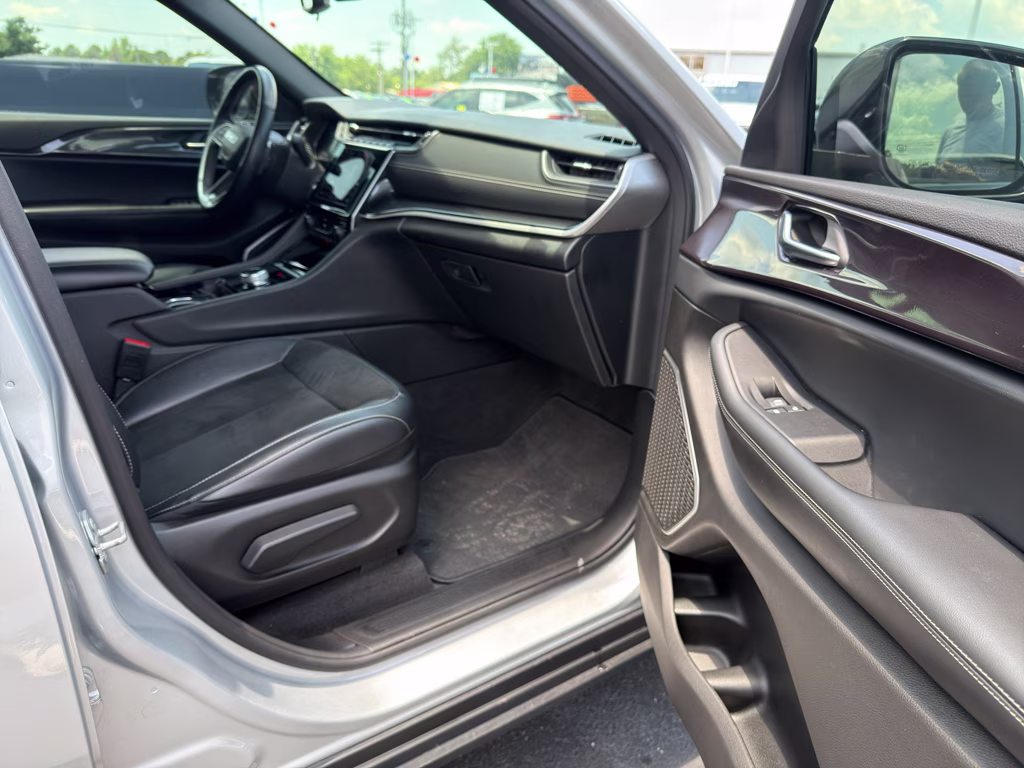 2022 Silver Zynith Jeep Grand Cherokee L Altitude 4X4 SUV