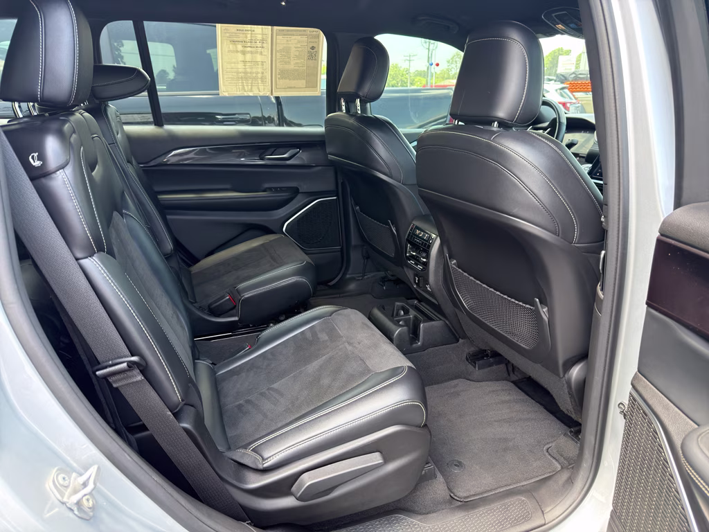 2022 Silver Zynith Jeep Grand Cherokee L Altitude 4X4 SUV