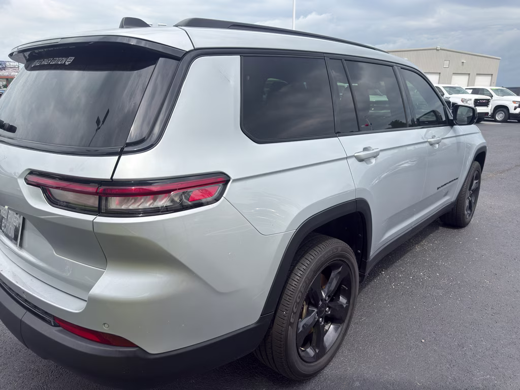 2022 Silver Zynith Jeep Grand Cherokee L Altitude 4X4 SUV