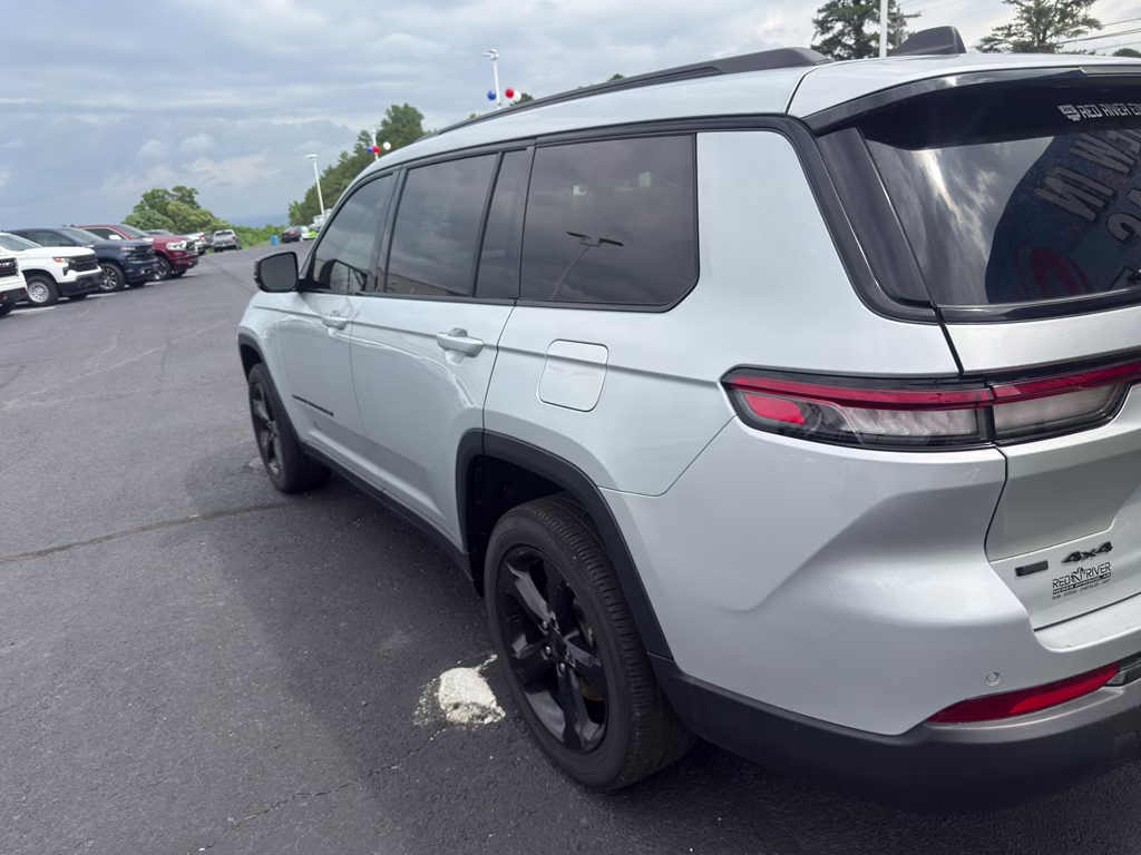 2022 Silver Zynith Jeep Grand Cherokee L Altitude 4X4 SUV