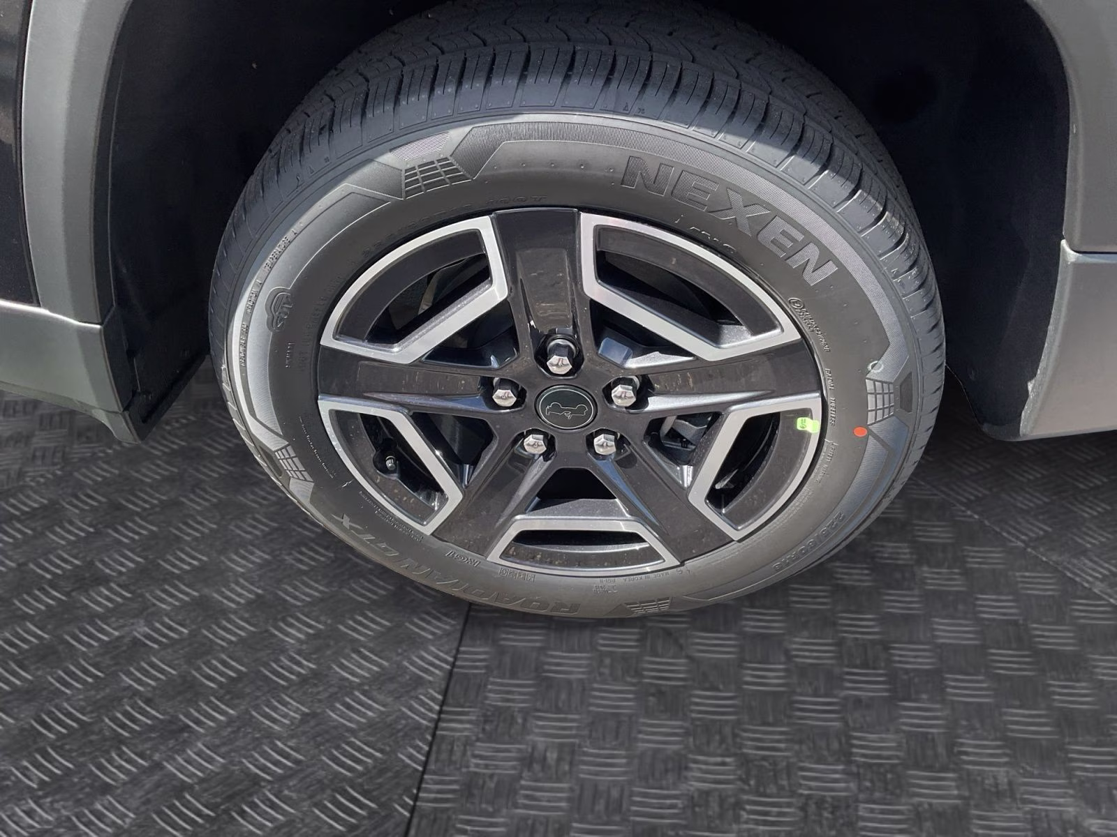 2026 Diamond Black Crystal Pearlcoat Jeep Cherokee Laredo 4X4 SUV