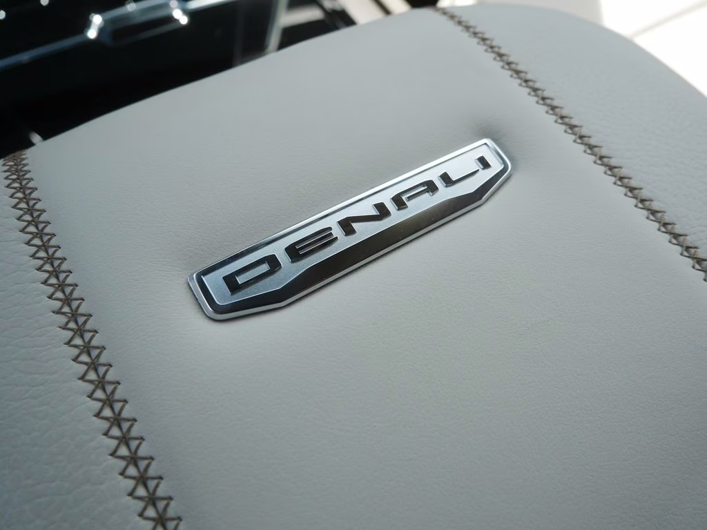 2025 White Frost Tricoat GMC Yukon XL Denali 4X4 SUV