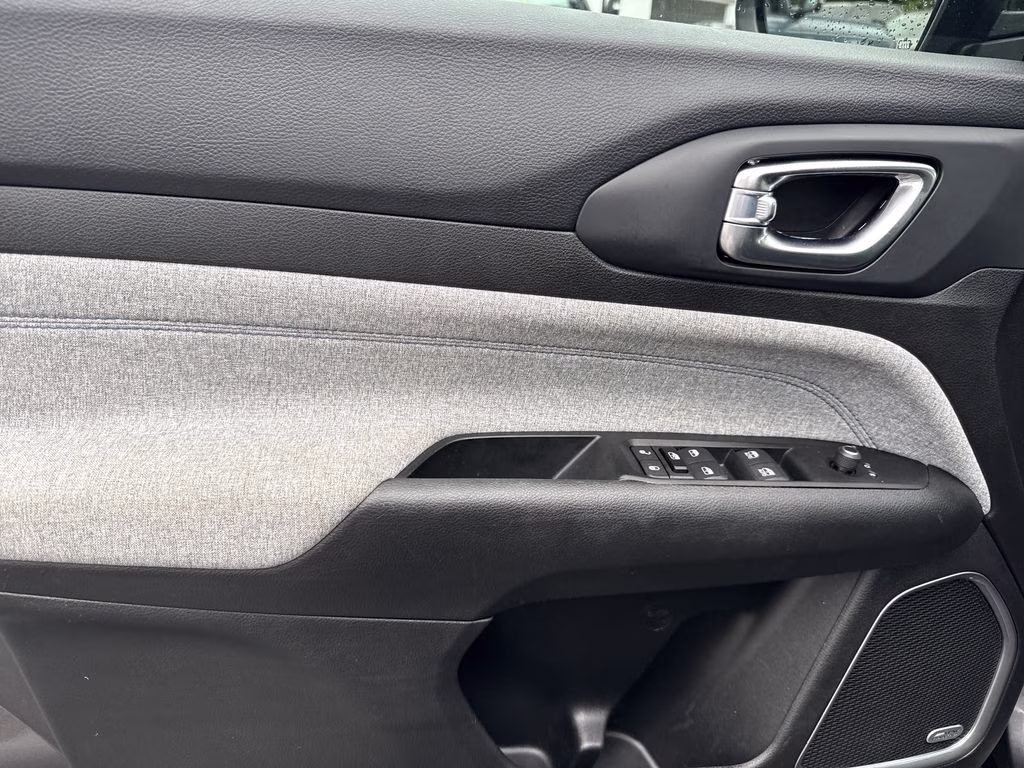 2022 Granite Crystal Metallic Clearcoat Jeep Compass Latitude FWD SUV
