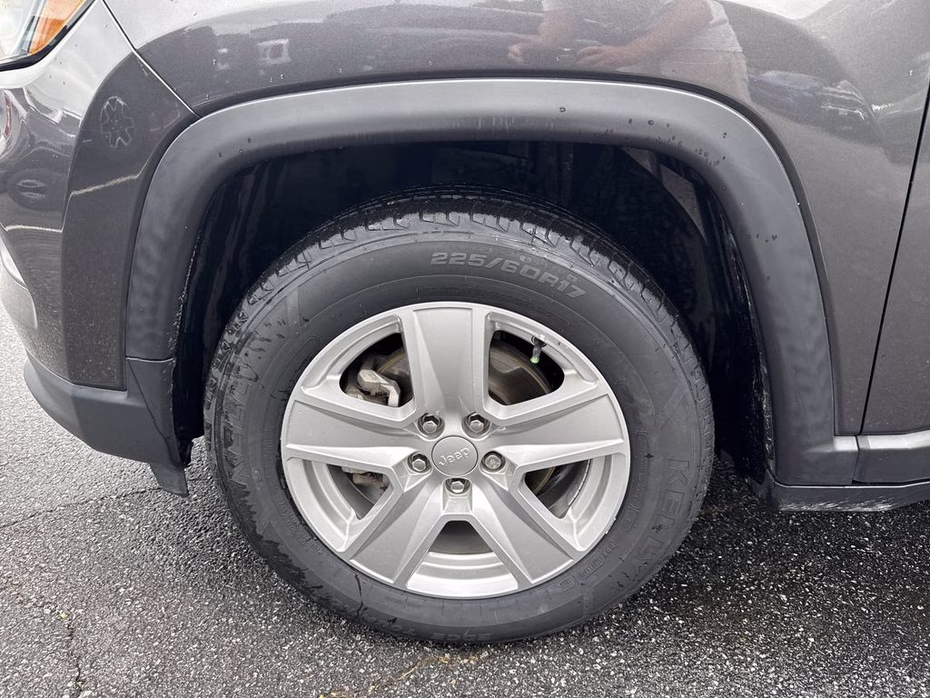 2022 Granite Crystal Metallic Clearcoat Jeep Compass Latitude FWD SUV