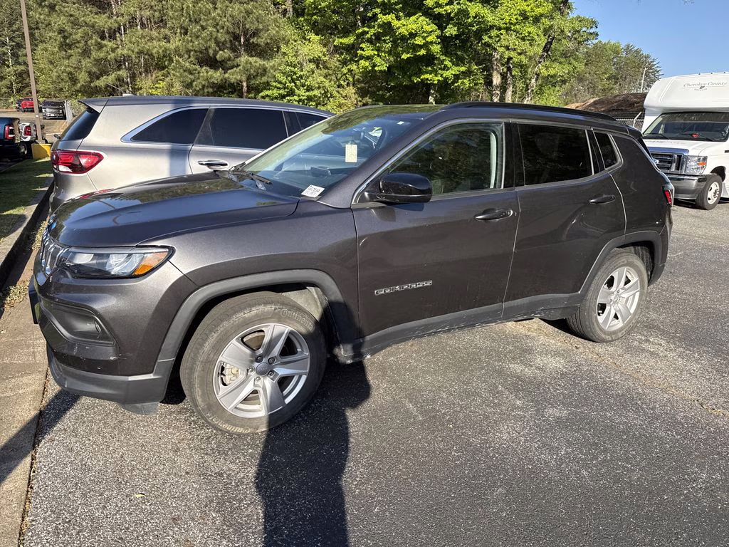 2022 Granite Crystal Metallic Clearcoat Jeep Compass Latitude FWD SUV