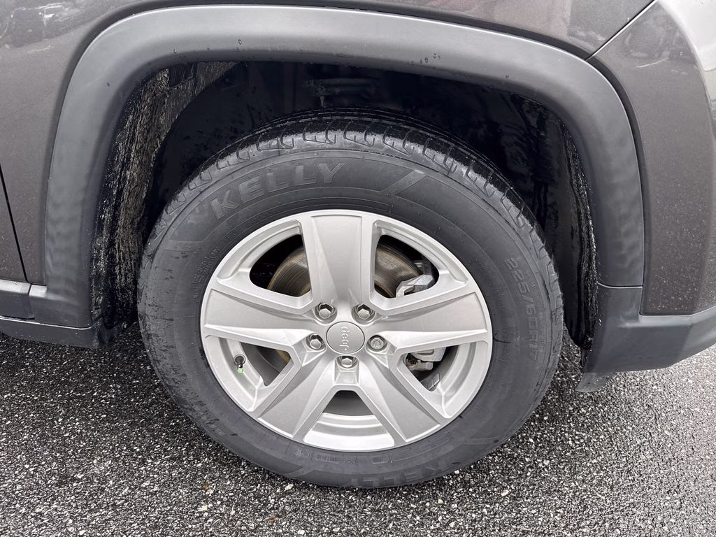 2022 Granite Crystal Metallic Clearcoat Jeep Compass Latitude FWD SUV