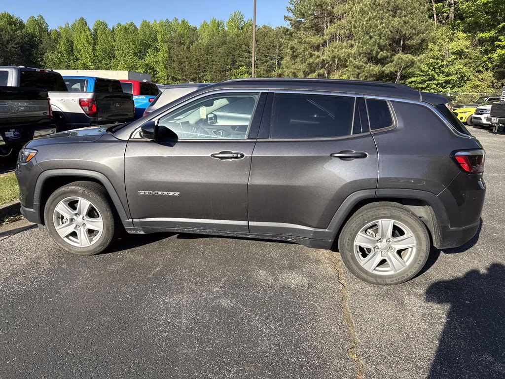 2022 Granite Crystal Metallic Clearcoat Jeep Compass Latitude FWD SUV