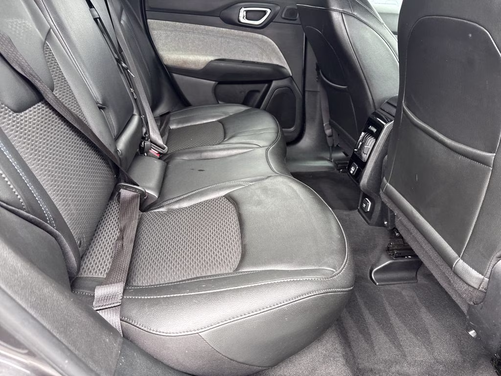 2022 Granite Crystal Metallic Clearcoat Jeep Compass Latitude FWD SUV