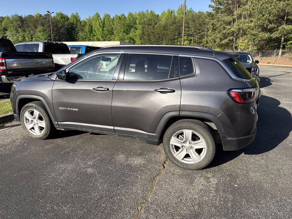 2022 Granite Crystal Metallic Clearcoat Jeep Compass Latitude FWD SUV