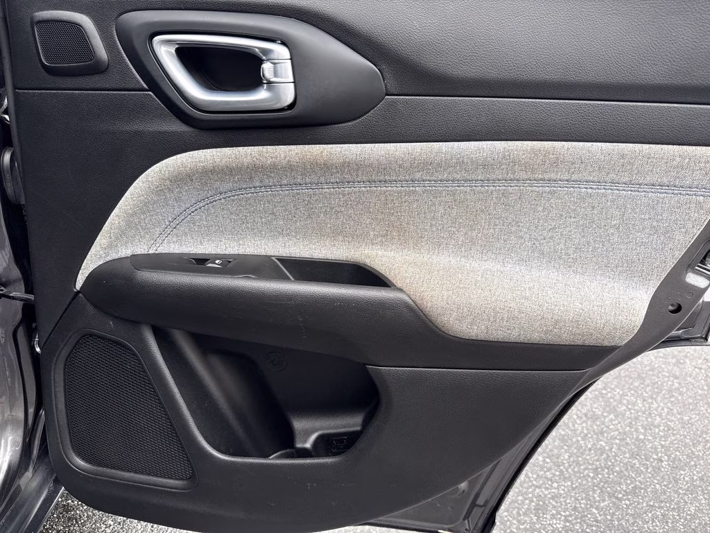 2022 Granite Crystal Metallic Clearcoat Jeep Compass Latitude FWD SUV