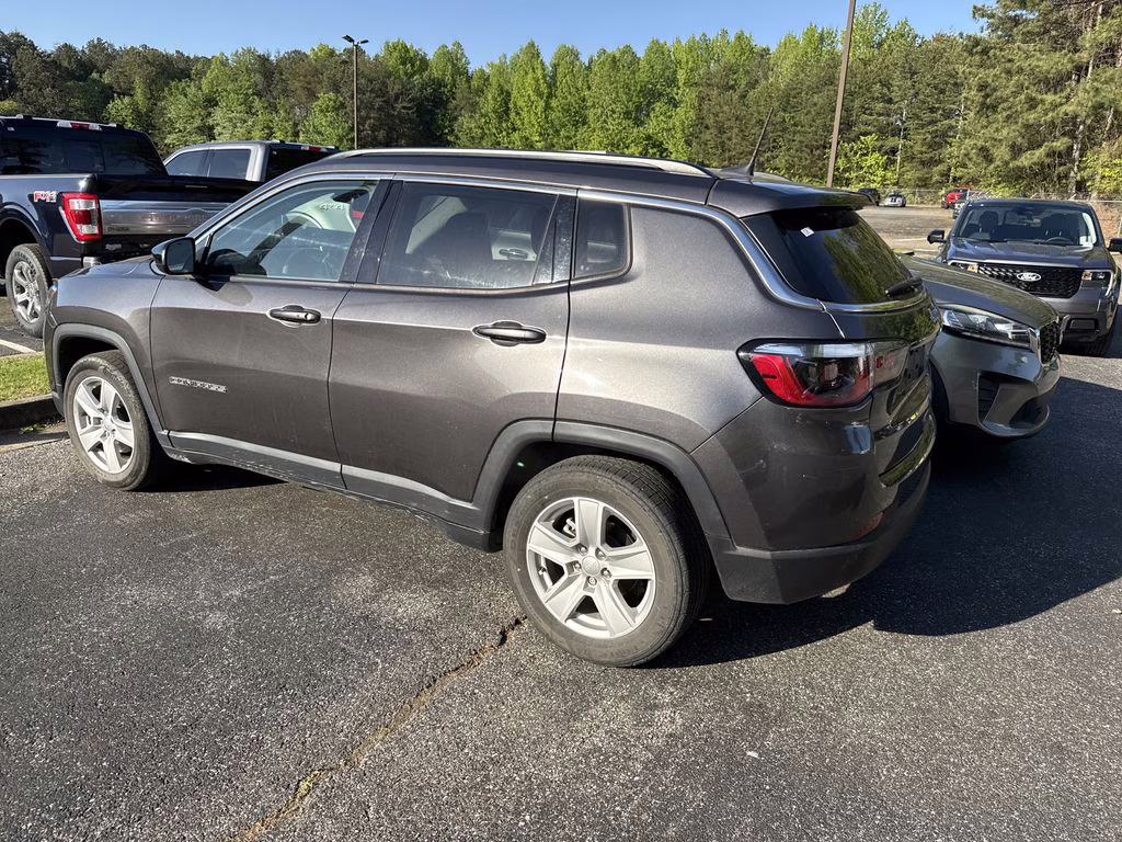 2022 Granite Crystal Metallic Clearcoat Jeep Compass Latitude FWD SUV