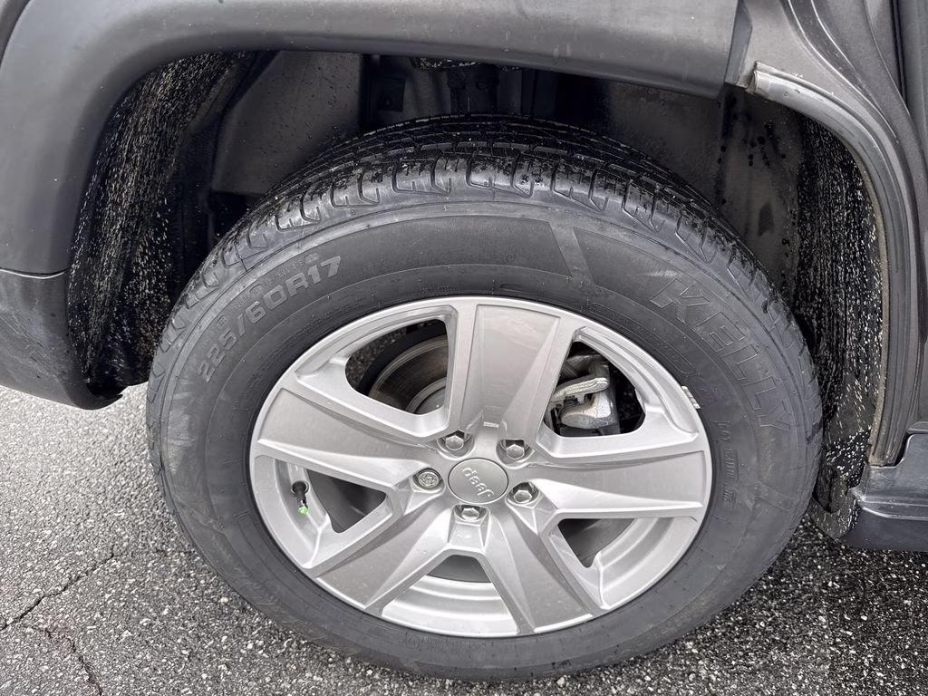 2022 Granite Crystal Metallic Clearcoat Jeep Compass Latitude FWD SUV