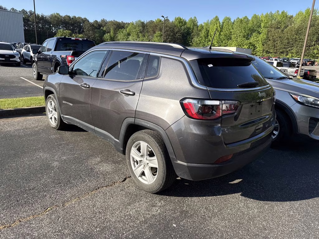 2022 Granite Crystal Metallic Clearcoat Jeep Compass Latitude FWD SUV