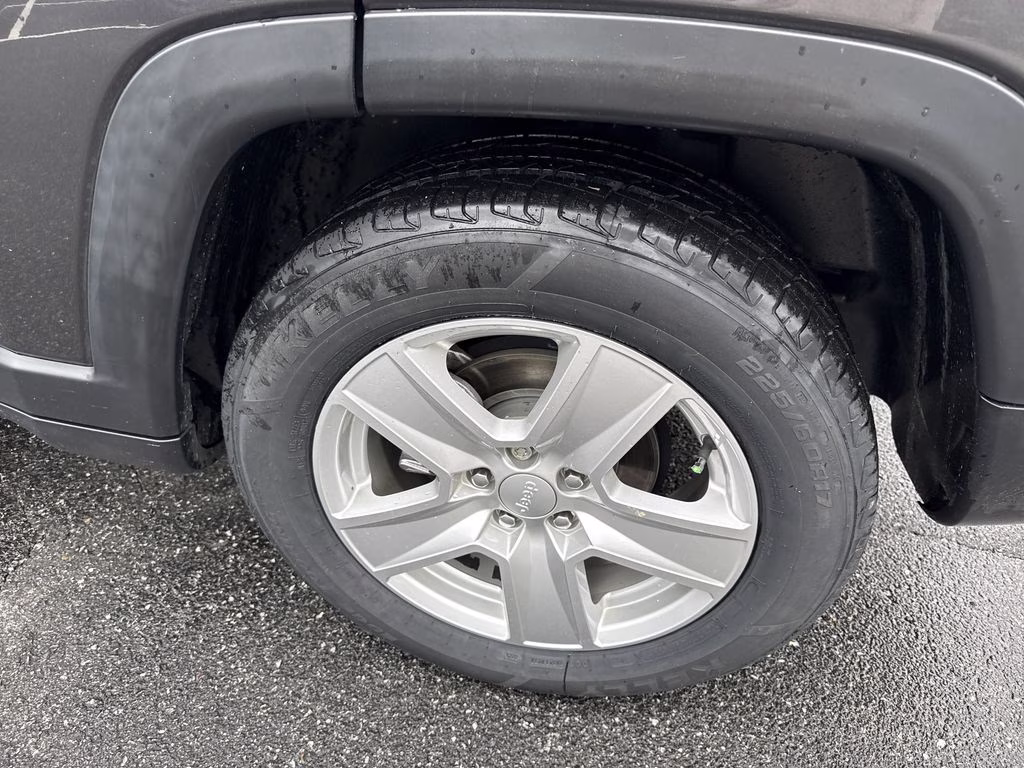 2022 Granite Crystal Metallic Clearcoat Jeep Compass Latitude FWD SUV
