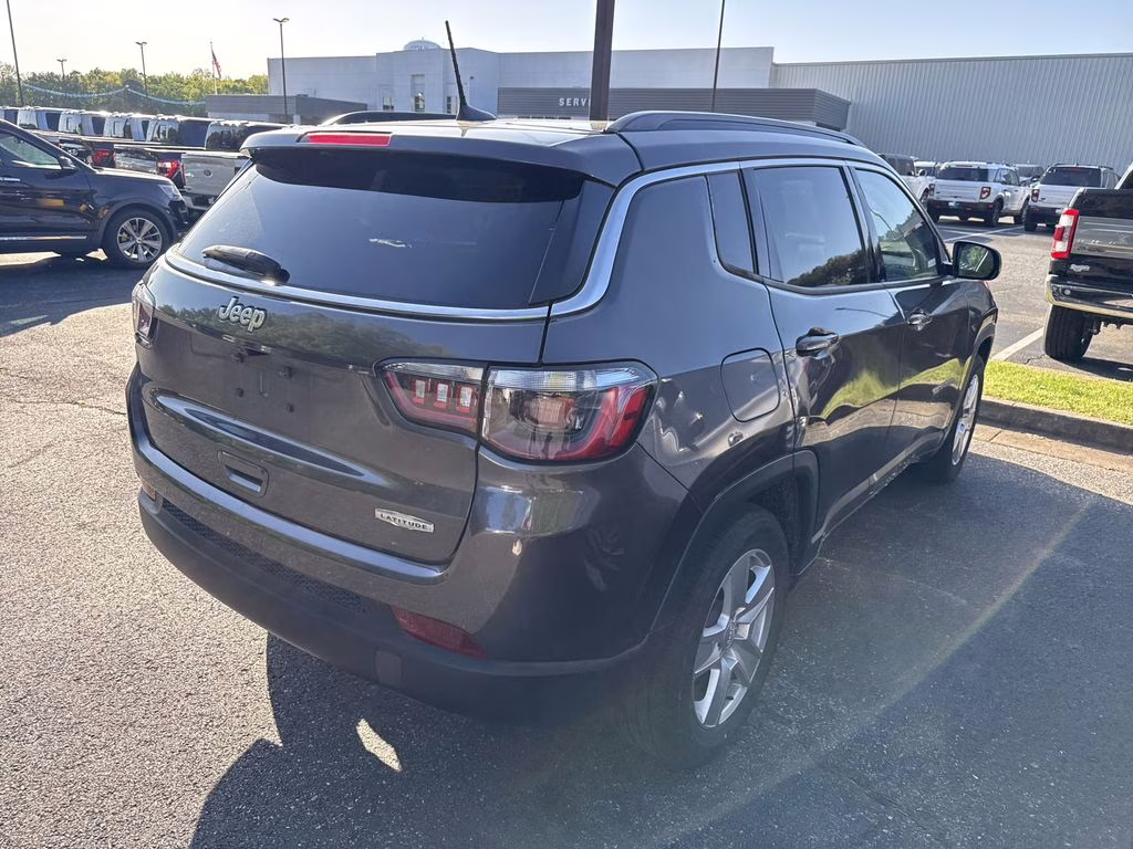 2022 Granite Crystal Metallic Clearcoat Jeep Compass Latitude FWD SUV