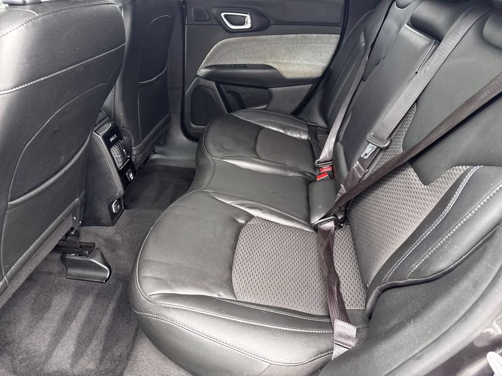2022 Granite Crystal Metallic Clearcoat Jeep Compass Latitude FWD SUV