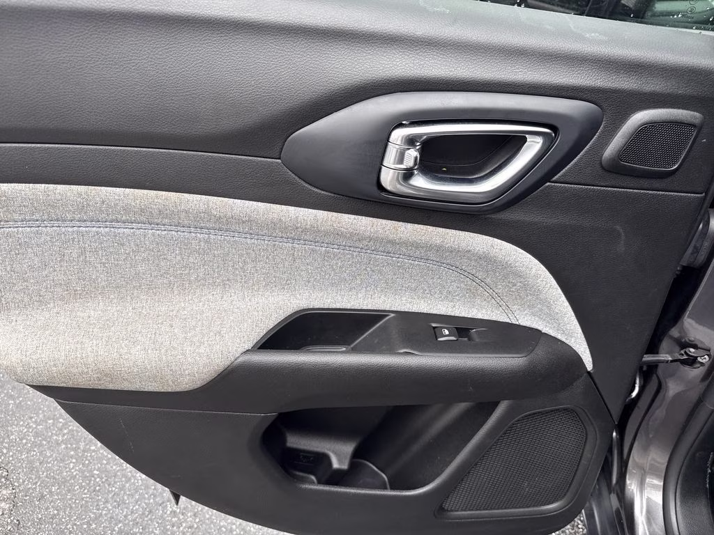 2022 Granite Crystal Metallic Clearcoat Jeep Compass Latitude FWD SUV