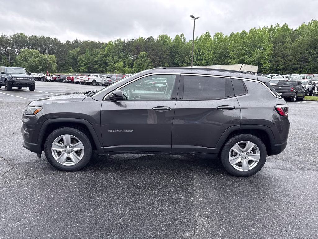 2022 Granite Crystal Metallic Clearcoat Jeep Compass Latitude FWD SUV