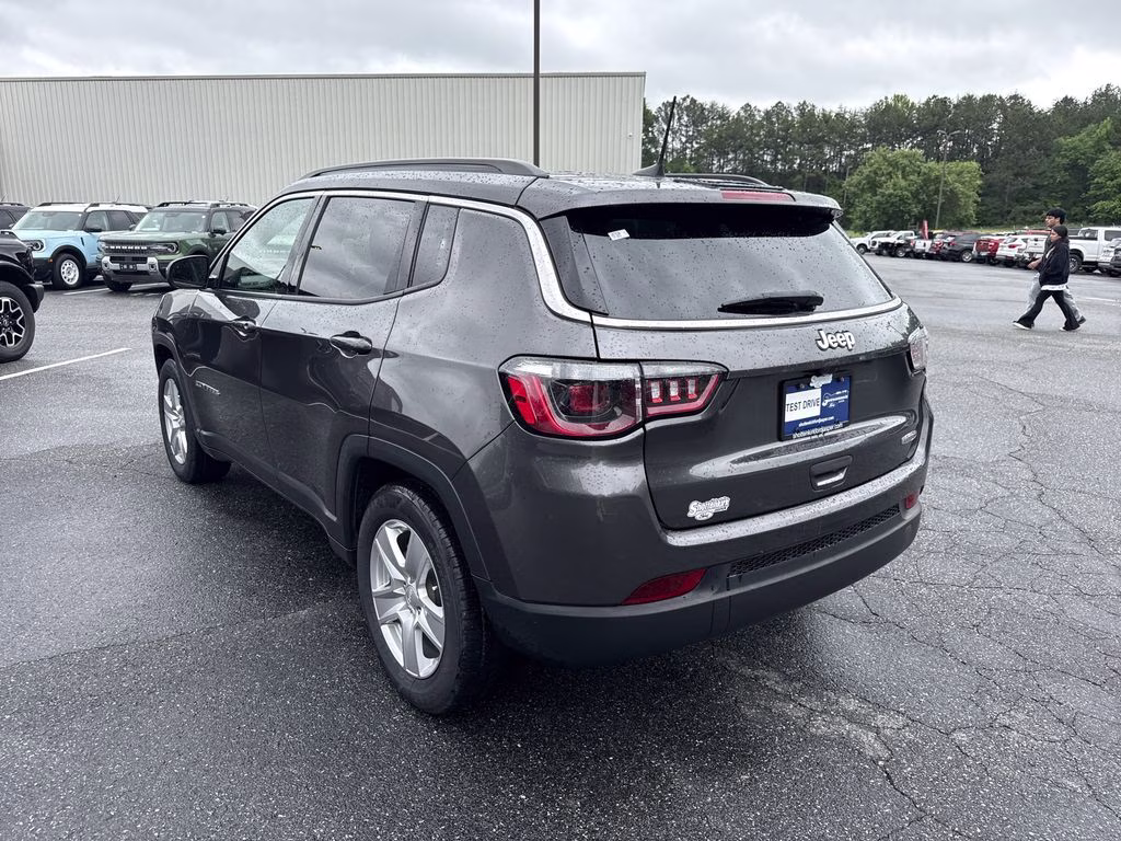 2022 Granite Crystal Metallic Clearcoat Jeep Compass Latitude FWD SUV