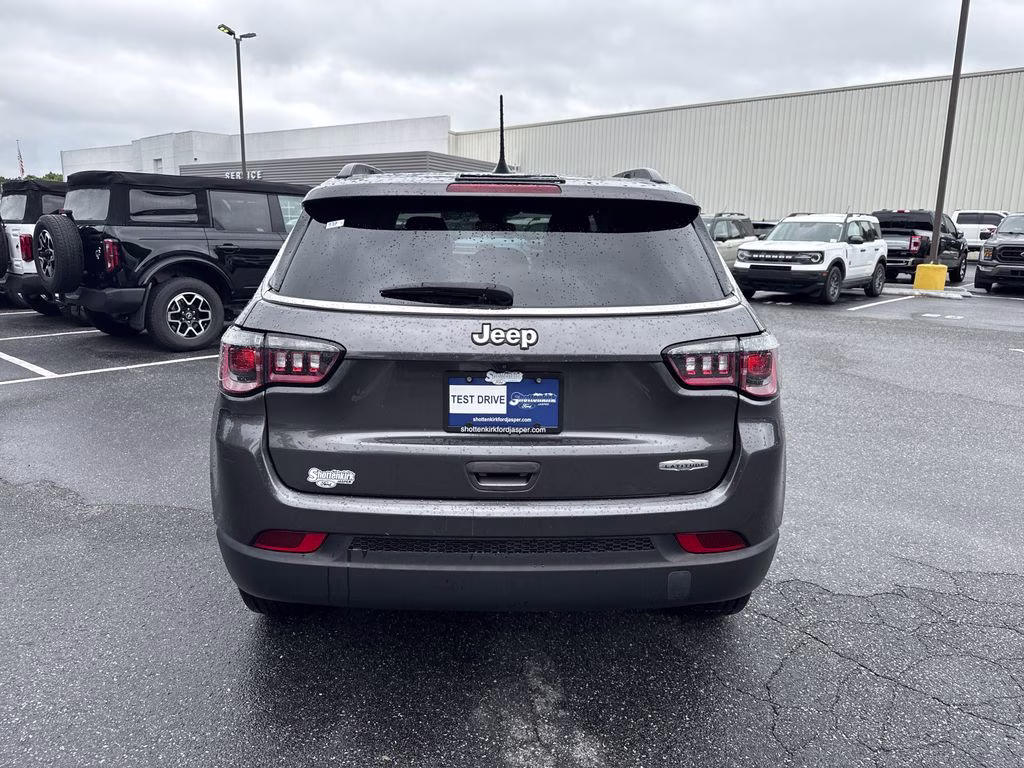 2022 Granite Crystal Metallic Clearcoat Jeep Compass Latitude FWD SUV