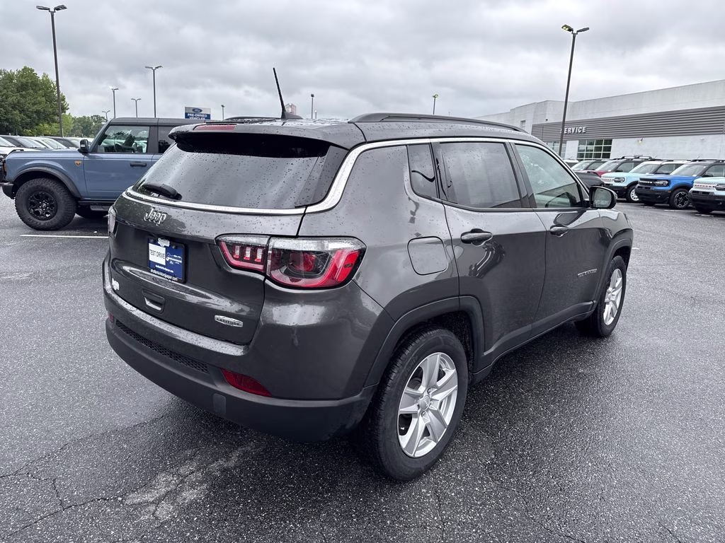 2022 Granite Crystal Metallic Clearcoat Jeep Compass Latitude FWD SUV