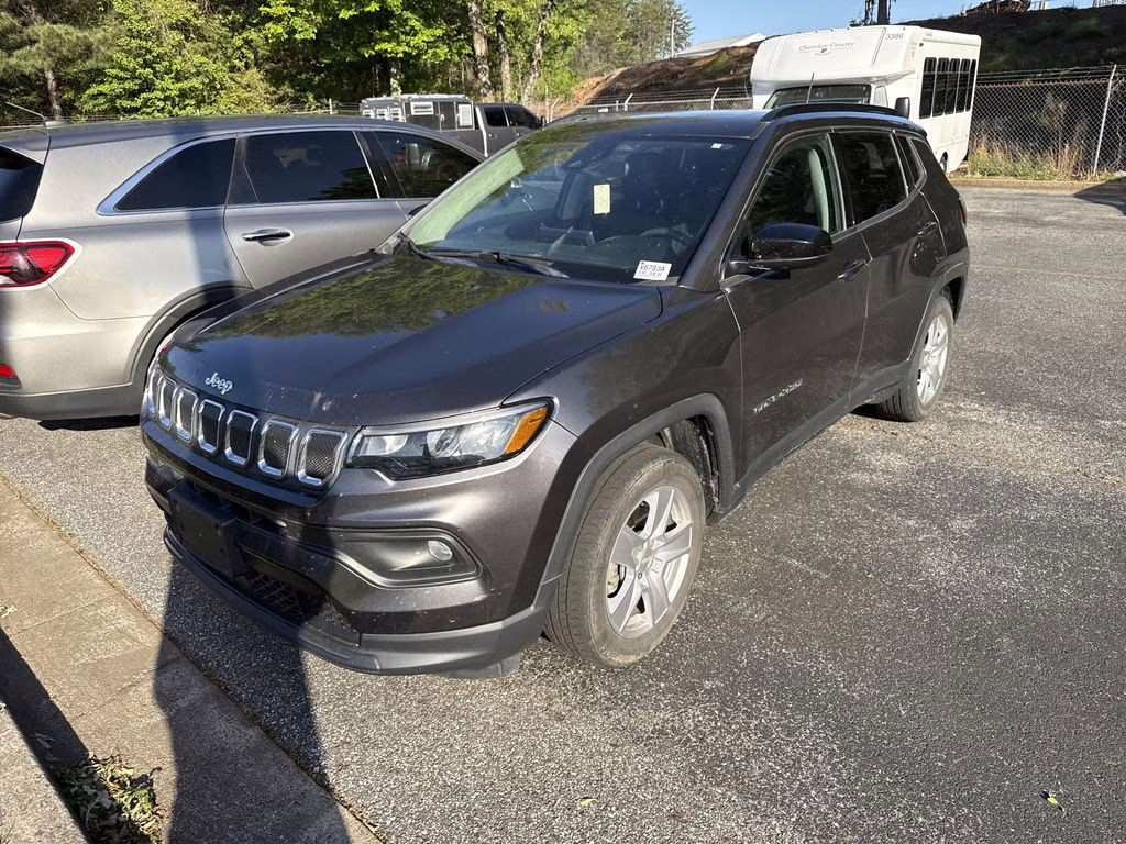 2022 Granite Crystal Metallic Clearcoat Jeep Compass Latitude FWD SUV