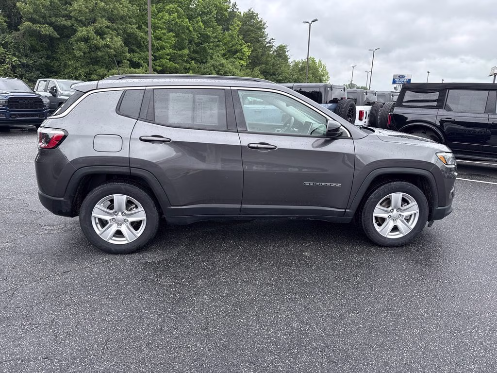2022 Granite Crystal Metallic Clearcoat Jeep Compass Latitude FWD SUV