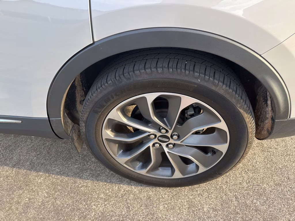 2022 Pearl Metallic Lincoln Nautilus Reserve FWD SUV