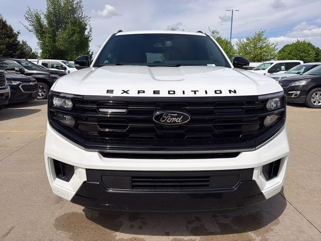 2026 Star White Metallic Tri-Coat Ford Expedition Platinum 4X4 SUV