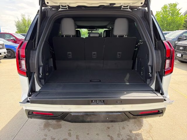 2026 Star White Metallic Tri-Coat Ford Expedition Platinum 4X4 SUV