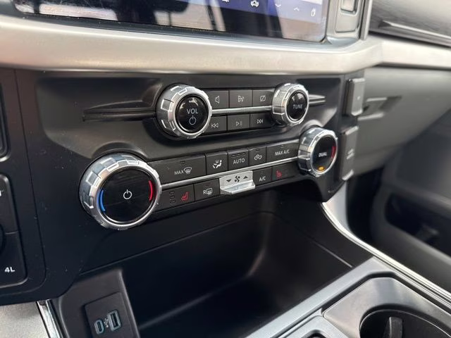 2022 Oxford White Ford F-150 XLT 4X4 Truck